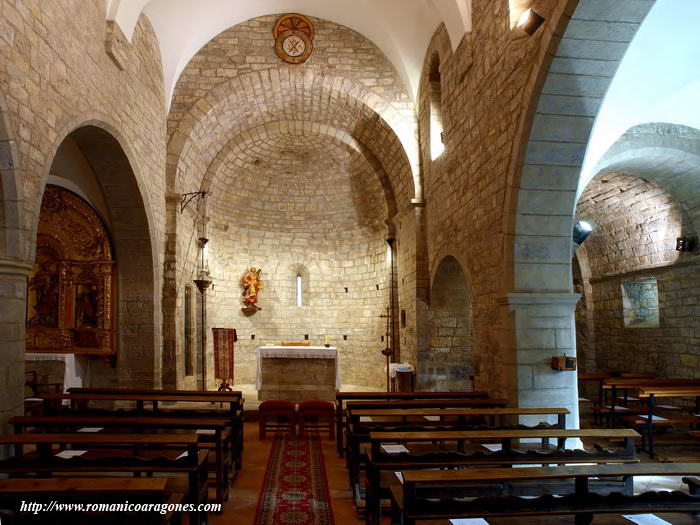 NAVE PRINCIPAL A IZQUIERDA, Y CAPILLA BAJO TORRE A DERECHA.